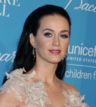 Роскошная женщина: Кэти Перри соблазняет пышным бюстом