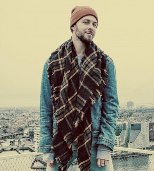 Макс Барских побрился налысо и стал точной копией Бритни Спирс