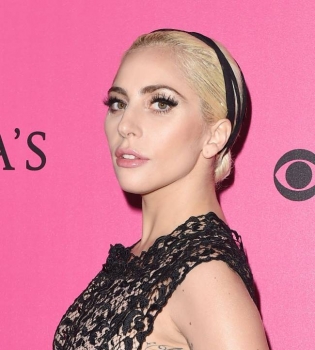 Леди Гага удивила публику заметно постройневшей фигурой