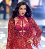 Она беременна: Ирина Шейк показала округлившийся живот на показе Victoria&#039;s Secret