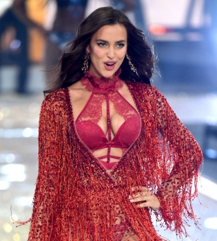 Она беременна: Ирина Шейк показала округлившийся живот на показе Victoria&#039;s Secret