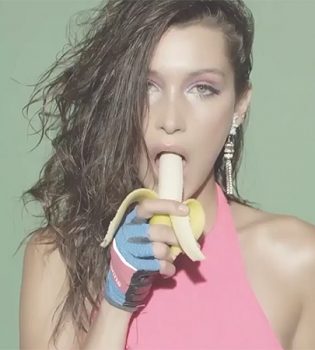 В сексуальном боди и с бананом во рту: Белла Хадид снялась в пикантном видео