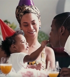 Невероятно трогательно: в новом клипе Бейонсе показала раритетные семейные видео