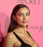 Ирина Шейк впервые появилась на публике после новости о ее  беременности