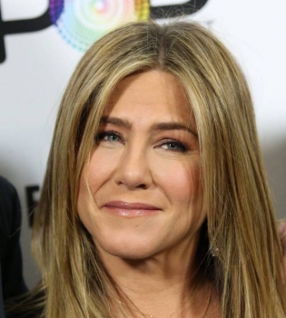 Дженнифер Энистон сравнила современную жизнь с сериалом &quot;Друзья&quot;: &quot;Мы не жили с телефонами в руках&quot;