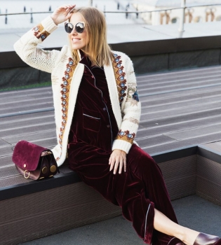 Декрет отменяется: Ксения Собчак не перестает работать даже во время кормления ребенка