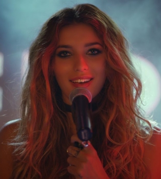 Регина Тодоренко сняла новый жаркий клип