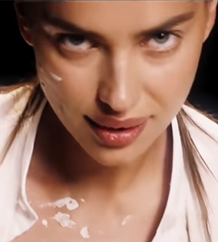 Беременная Ирина Шейк в нижнем белье снялась в пикантном видео