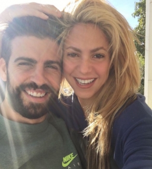 Великолепная семья: Шакира и Жерар Пике впервые появились на публике с двумя сыновьями