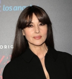 Леди в черном: Моника Беллуччи продемонстрировала роскошную фигуру в облегающем наряде