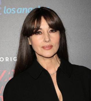 Леди в черном: Моника Беллуччи продемонстрировала роскошную фигуру в облегающем наряде