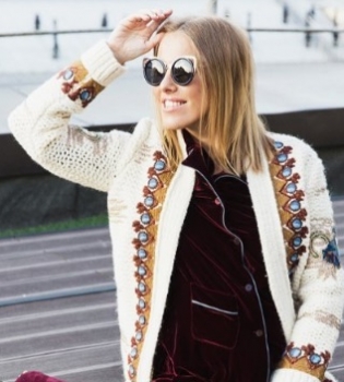 Все в сборе: Ксения Собчак с мужем и матерью на первой прогулке с сыном