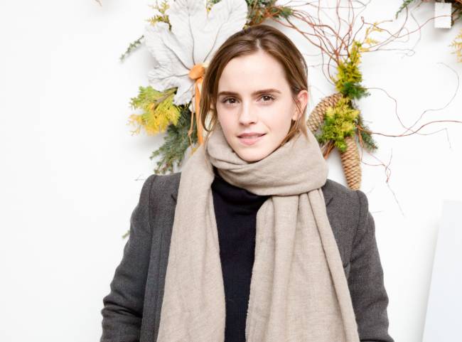 Тепло и стильно: Эмма Уотсон продемонстрировала великолепный зимний наряд