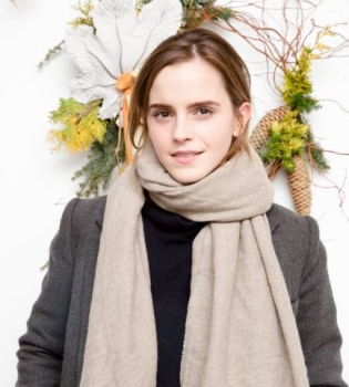 Тепло и стильно: Эмма Уотсон продемонстрировала великолепный зимний наряд