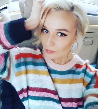 Беременность не скрыть: Полина Гагарина вышла в свет с заметно округлившимся животиком