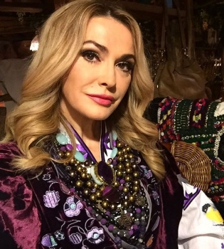 50-летняя Ольга Сумская поделилась постельным фото без макияжа