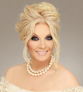 51-летняя Таисия Повалий вышла в свет с глубоким декольте