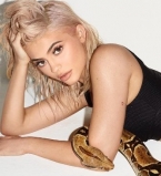 В бикини и с питоном: Кайли Дженнер поделилась очередным откровенным снимком