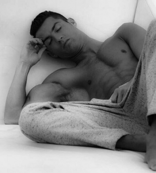 Постельное селфи: Криштиану Роналду опубликовал нежное фото с сыном