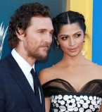 Все в сборе: Мэттью Макконахи появился на красной дорожке с женой и тремя детьми