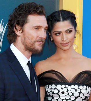 Все в сборе: Мэттью Макконахи появился на красной дорожке с женой и тремя детьми