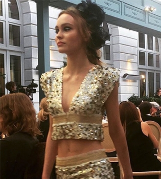 Покоряя подиум: Лили-Роуз Депп дебютировала на показе Chanel