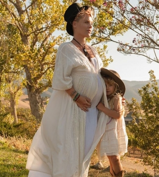 Беременная на последних месяцах Пинк продемонстрировала большой живот