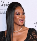 Наоми Кэмпбелл вызвала у публики восторг в прозрачном наряде Alexander McQueen