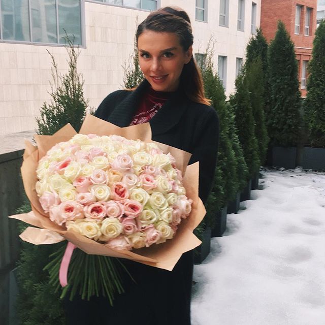 Анна Седокова с цветами