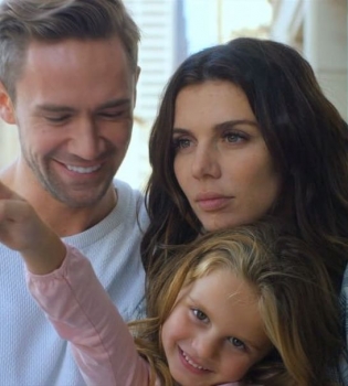 Анна Седокова и ее новый парень снялись в любовном видео