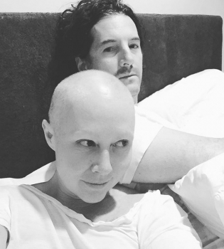 Муж больной раком Шэннен Доэрти судится с помощниками жены из-за своей разрушенной сексуальной жизни