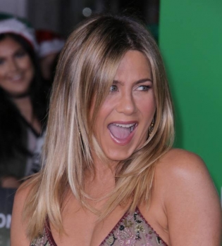 Дженнифер Энистон покорила публику смелым декольте и стройной фигурой