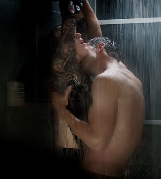 Дождались: Дакота Джонсон, Джейми Дорнан и Ким Бесингер в первом трейлере сиквела &quot;50 оттенков серого&quot;