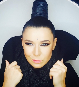 Певица Елка сделала себе пышную прическу