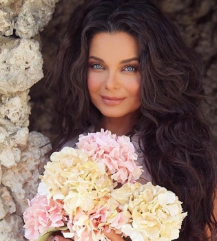 Наташа Королева продемонстрировала ошеломляющей бюст в глубоком вырезе