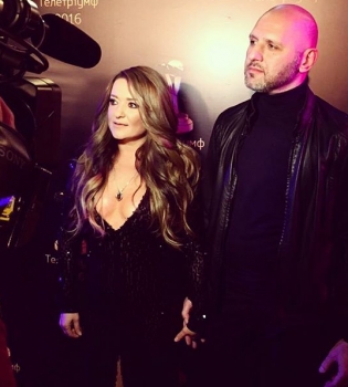 Наталья Могилевская появилась на красной дорожке с таинственным мужчиной