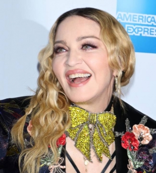 Мадонна обескуражила публику нелепым нарядом