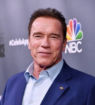 Арнольд Шварценеггер появился на красной дорожке в гипсе