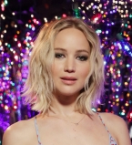 Дженнифер Лоуренс соблазняет публику откровенным декольте