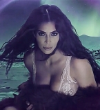 В нижнем белье и шубе: Ким Кардашьян снялась в ролике журнала Love