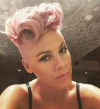 Беременная Пинк снялась обнаженной