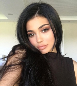 Какие формы: Кайли Дженнер демонстрирует роскошную фигуру в облегающем боди