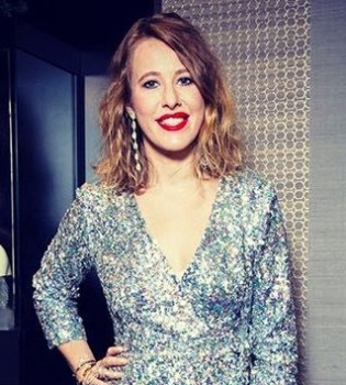 Сияющая красота: молодая мама Ксения Собчак покорила публику в роскошном платье Roseville