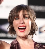 Все на виду: Милла Йовович обескуражила публику смелым разрезом от бедра и глубоким декольте