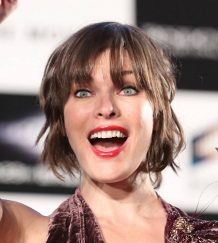 Все на виду: Милла Йовович обескуражила публику смелым разрезом от бедра и глубоким декольте