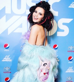 Настя Каменских на премии М1 Music Awards 2016