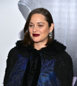 Беременная Марион Котийяр блистает на красной дорожке в элегантном наряде Andrew GN