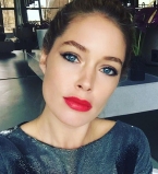 Горячо: Даутцен Крус опубликовала сексуальное фото в красном купальнике