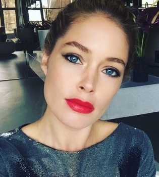 Горячо: Даутцен Крус опубликовала сексуальное фото в красном купальнике