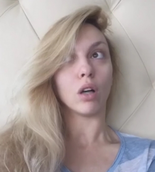 Оля Полякова обнажилась и показала, как принимает ванну